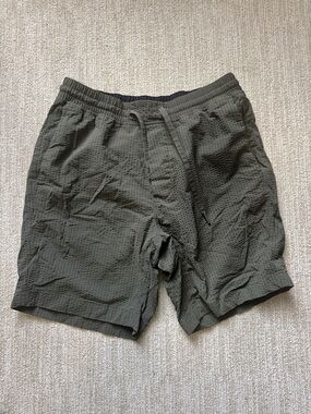 Lululemon Mens Size M Dark Olive Bowline 8 Seersucker Shorts Quick Dry